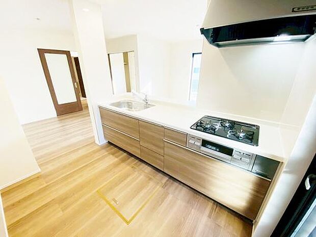 キッチン ダイニングに面した対面式キッチンでは、できたてのお料理がすぐテーブルに出せます