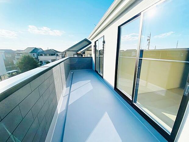 バルコニー 広々としたバルコニーには洗濯物もたくさん干せます!