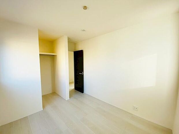 洋室 明るい洋室ではのんびりとお過ごしできます☆