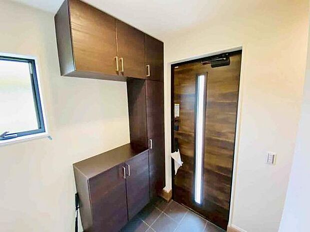 玄関収納 玄関横にシューズボックスがついているので、片付いた玄関がキープできます 