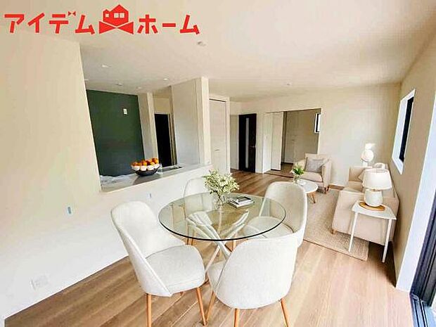 リビング 南向きのため明るい陽射しが射し込みます♪