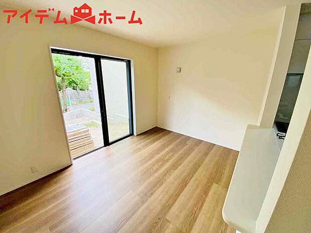 リビング 南向きのため明るい陽射しが射し込みます♪ 