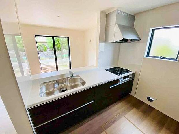 キッチン ダイニングに面した対面式キッチンでは、できたてのお料理がすぐテーブルに出せます 