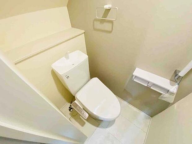 トイレ トイレには快適な温水洗浄便座付き  