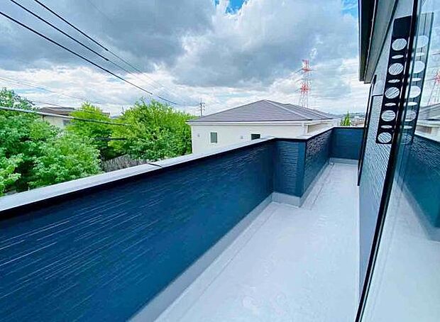 バルコニー 広々としたバルコニーには洗濯物もたくさん干せます 