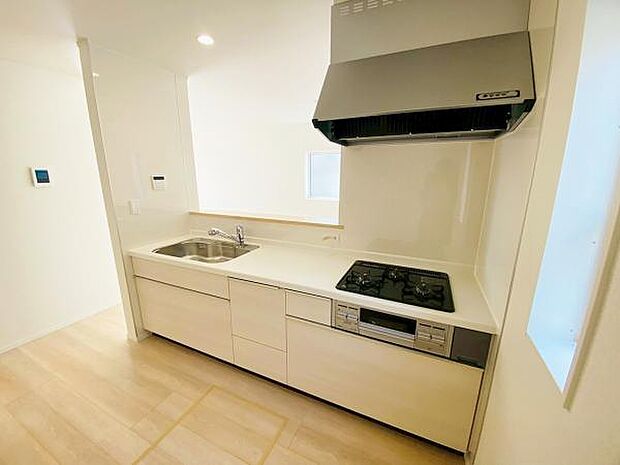 キッチン ダイニングに面した対面式キッチンでは、できたてのお料理がすぐテーブルに出せます 