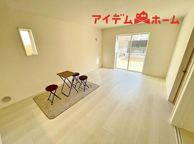 リビング 南向きのため明るい陽射しが射し込みます♪