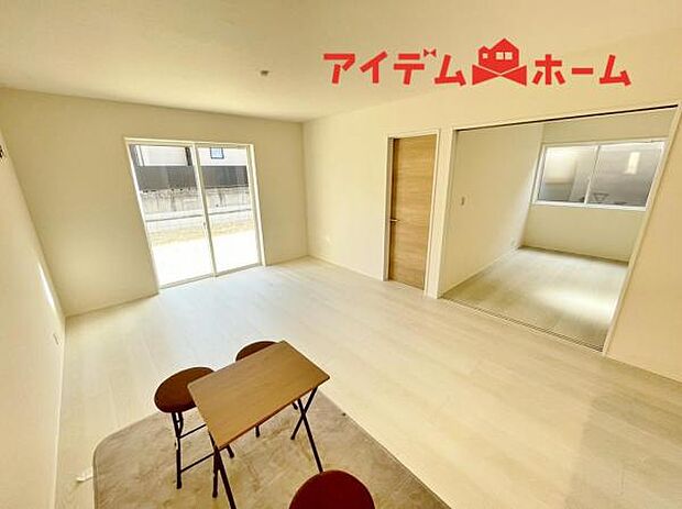 リビング 南向きのため明るい陽射しが射し込みます♪