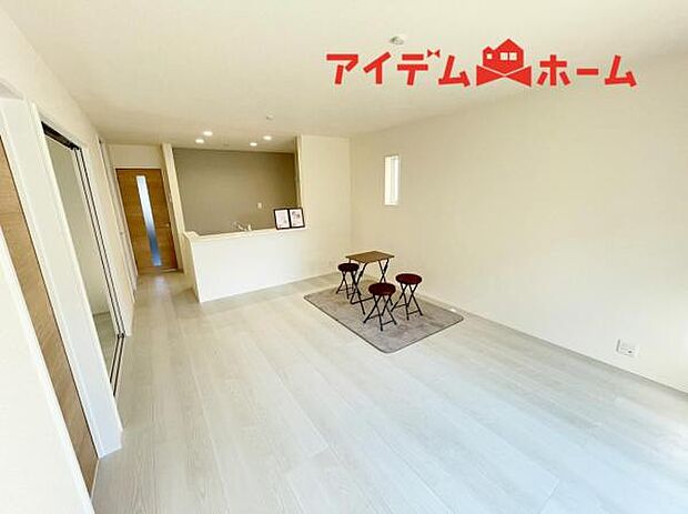 リビング 南向きのため明るい陽射しが射し込みます♪