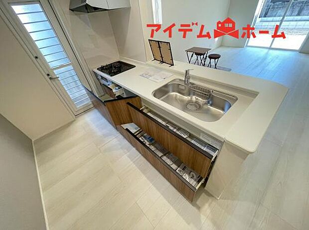 キッチン ダイニングに面した対面式キッチンでは、できたてのお料理がすぐテーブルに出せます