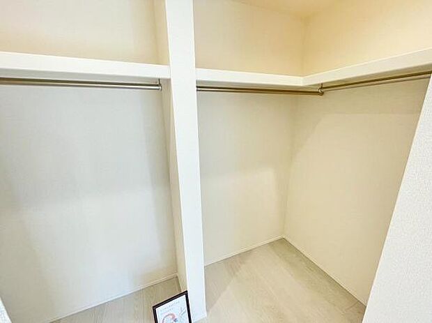 スーツケースなど大きなものからバッグや帽子など小物類も保管できます。