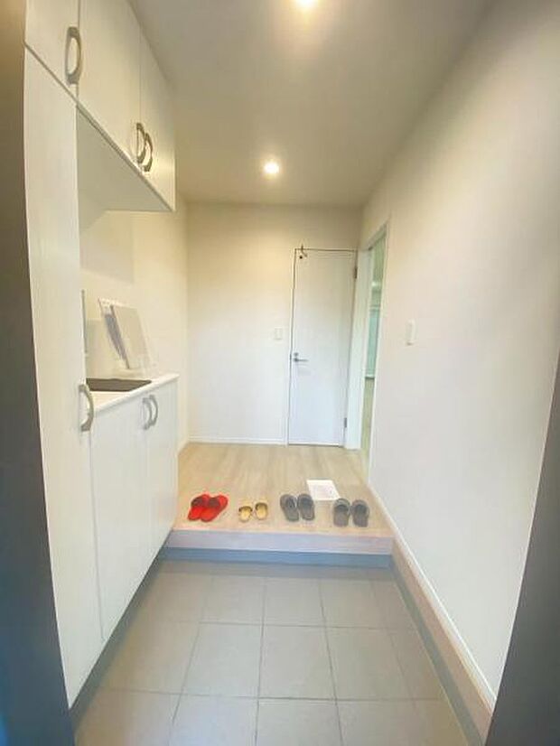 玄関収納 玄関横にシューズボックスがついているので、片付いた玄関がキープできます 