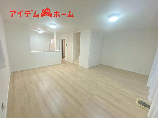 リビング 南向きのため明るい陽射しが射し込みます♪ 