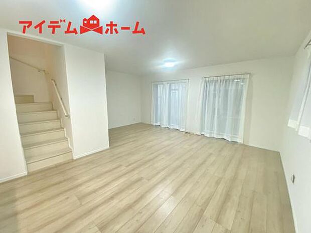 リビング 南向きのため明るい陽射しが射し込みます♪ 