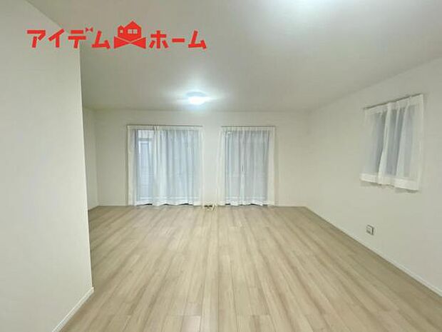 リビング 南向きのため明るい陽射しが射し込みます♪ 