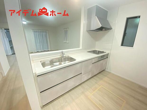 キッチン ダイニングに面した対面式キッチンでは、できたてのお料理がすぐテーブルに出せます 