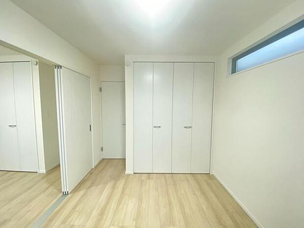 洋室 明るい洋室ではのんびりとお過ごしできます☆ 