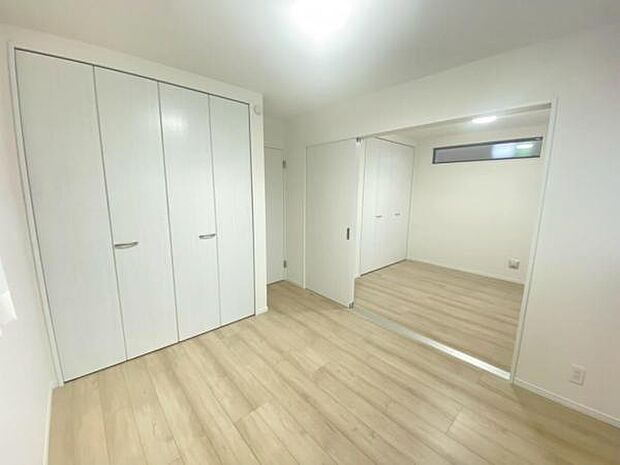 洋室 明るい洋室ではのんびりとお過ごしできます☆ 