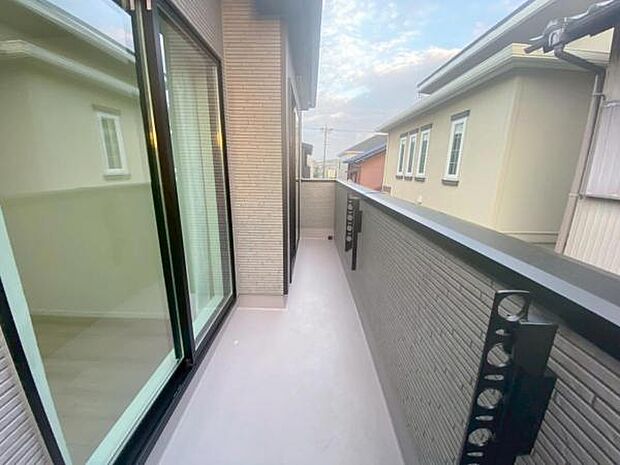 バルコニー 広々としたバルコニーには洗濯物もたくさん干せます 