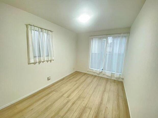 洋室 明るい洋室ではのんびりとお過ごしできます☆ 