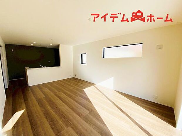 リビング 南向きのため明るい陽射しが射し込みます♪