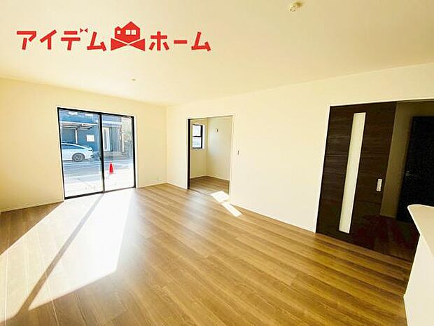 リビング 南向きのため明るい陽射しが射し込みます♪