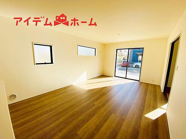 リビング 南向きのため明るい陽射しが射し込みます♪