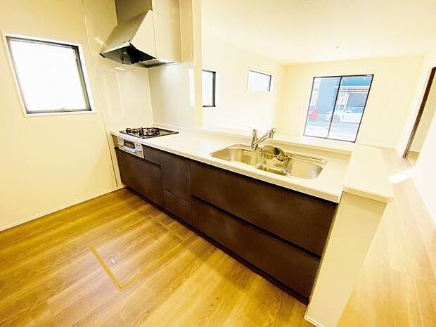 キッチン ダイニングに面した対面式キッチンでは、できたてのお料理がすぐテーブルに出せます