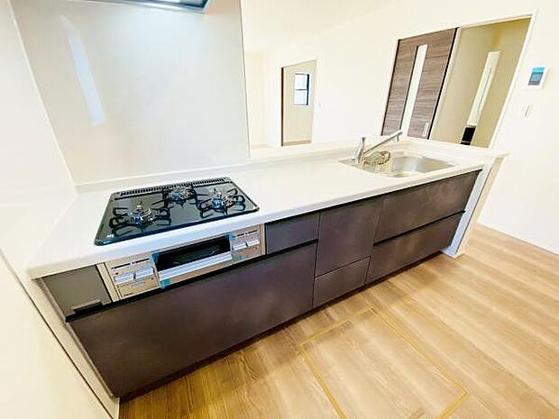 キッチン ダイニングに面した対面式キッチンでは、できたてのお料理がすぐテーブルに出せます