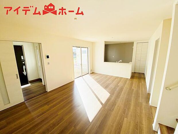 リビング 南向きのため明るい陽射しが射し込みます♪ 