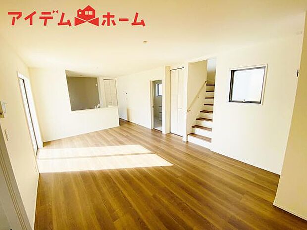 リビング 南向きのため明るい陽射しが射し込みます♪ 