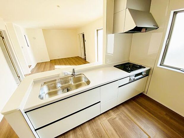 キッチン ダイニングに面した対面式キッチンでは、できたてのお料理がすぐテーブルに出せます 