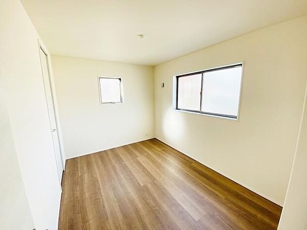 洋室 明るい洋室ではのんびりとお過ごしできます☆ 