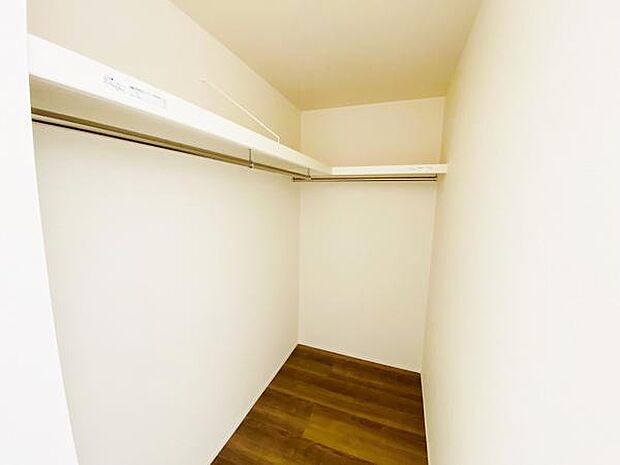 スーツケースなど大きなものからバッグや帽子など小物類も保管できます。