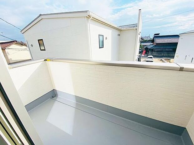 広々としたバルコニーには洗濯バルコニー 物もたくさん干せます 