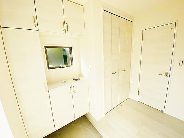 玄関収納 玄関横にシューズボックスがついているので、片付いた玄関がキープできます 