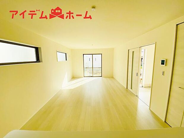 リビング 南向きのため明るい陽射しが射し込みます♪ 