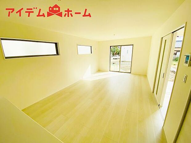 リビング 南向きのため明るい陽射しが射し込みます♪ 