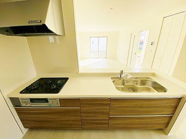 キッチン ダイニングに面した対面式キッチンでは、できたてのお料理がすぐテーブルに出せます 