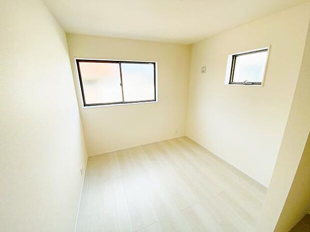 洋室 明るい洋室ではのんびりとお過ごしできます☆ 