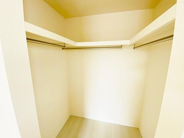 スーツケースなど大きなものからバッグや帽子など小物類も保管できます。