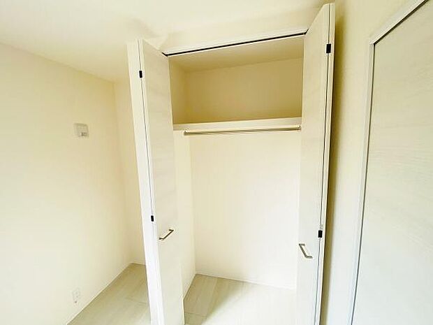 大切な衣類を収納できる大型クローゼッ