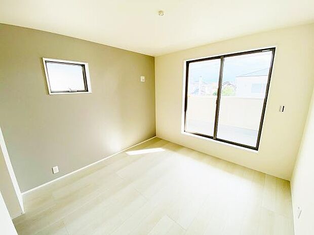 洋室 明るい洋室ではのんびりとお過ごしできます☆ 