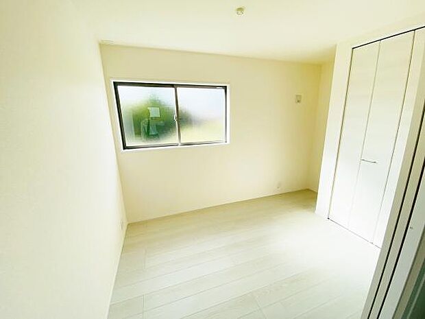 洋室 明るい洋室ではのんびりとお過ごしできます☆ 