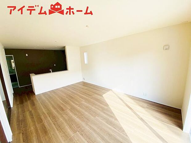 リビング 南向きのため明るい陽射しが射し込みます♪