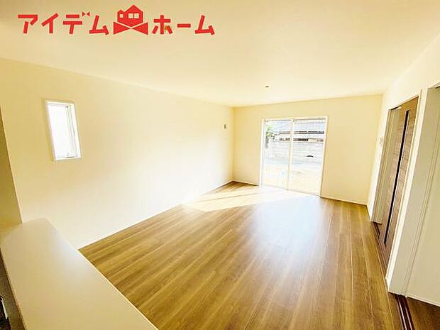 リビング 南向きのため明るい陽射しが射し込みます♪