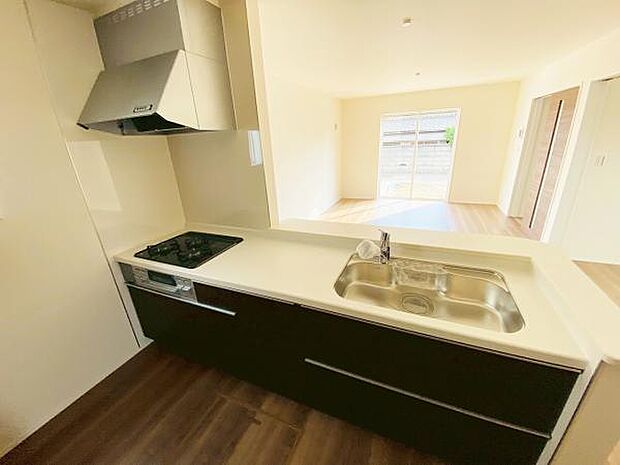 キッチン ダイニングに面した対面式キッチンでは、できたてのお料理がすぐテーブルに出せます 