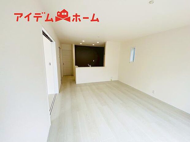 リビング 南向きのため明るい陽射しが射し込みます♪ 