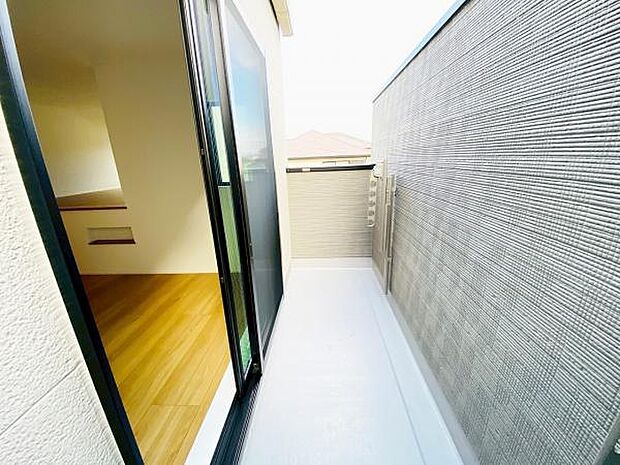 バルコニー 広々としたバルコニーには洗濯物もたくさん干せます!