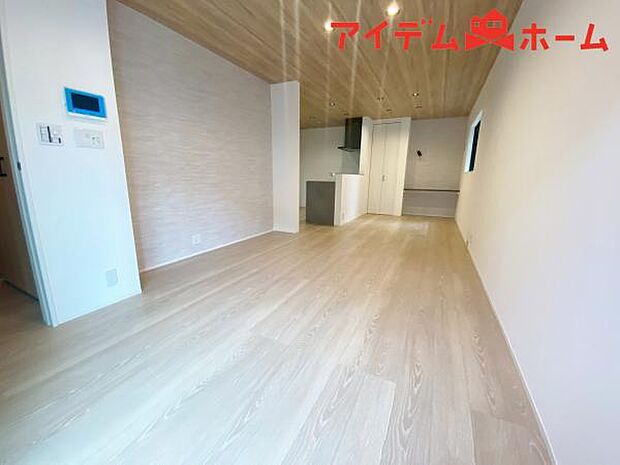 リビング 南向きのため明るい陽射しが射し込みます♪